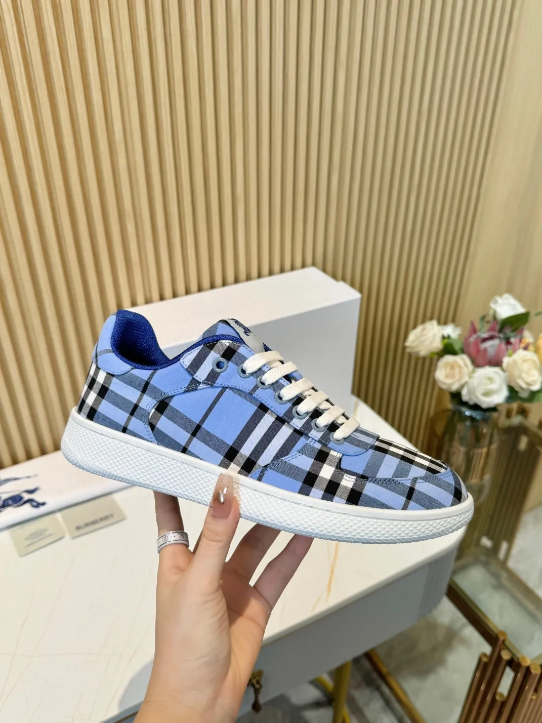 Men's men's shoes 💰560 Burberry's 2024 hot model is released. After three years, the classic plaid returns. It is versatile and decorated with worsted Burberry plaid pattern. Featuring a mesh lining and checkered laces, the rubber sole features the archive Burberry monogram. From Burberry's iconic collection, these wardrobe staples are interpreted with the brand's signature style.   ✅Fabric: classic cotton + silk cowhide ✅Lining: original board lining, silk cowhide lining ✅Outsole: TPU ✅Color: sky blue ✅Code number: men's 35-45 (35,45 customized)